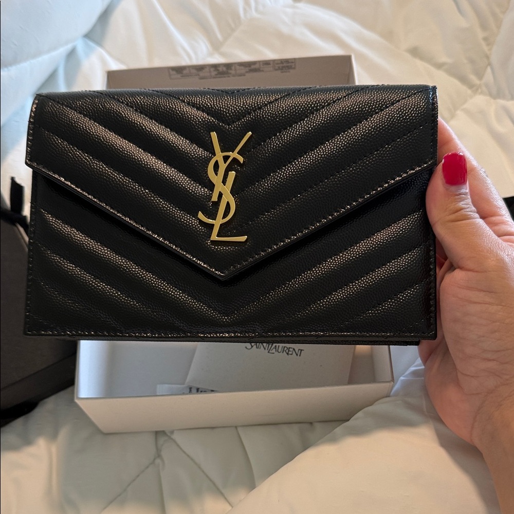 CASSANDRE ENVELOPE CHAIN WALLET IN GRAIN DE POUDRE LEATHER